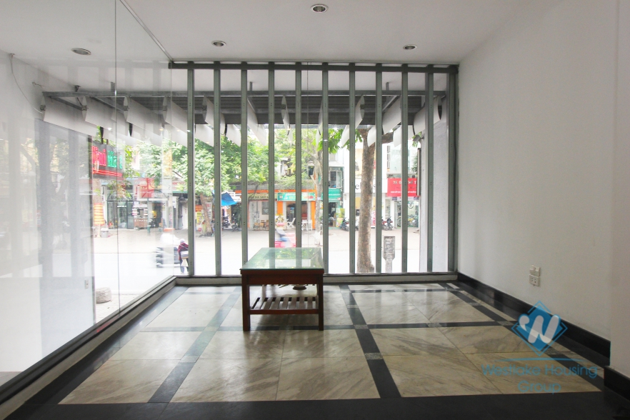 Beautiful office/ shop for rent in Ba Dinh District, Hanoi